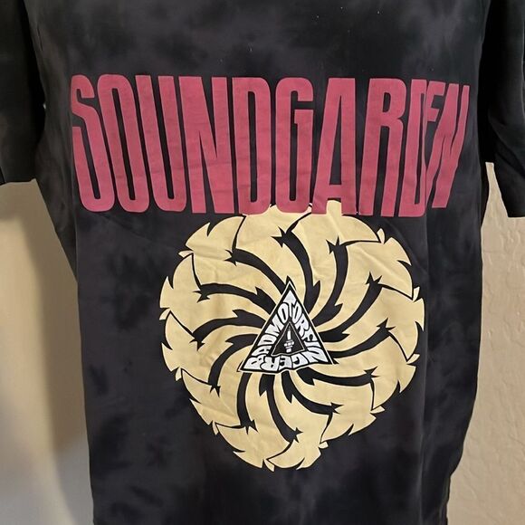 Torrid SoundGarden Gray Distressed Tie Dye Cutout Graphic Shirt Boho Alternative - Picture 9 of 15